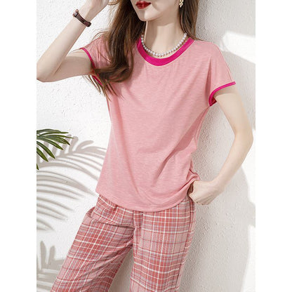 T-shirt à manches courtes et col rond, ample et élégant, avec des blocs de couleur rose.