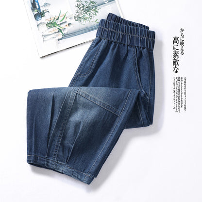 جينز فضفاض ومريح بثلث الطول وتطريز، مصنوع من قماش رقيق ومرن.