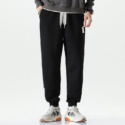 Pantalon de survêtement tricoté à taille élastique, coupe ample fuselée et élasticité polyvalente.