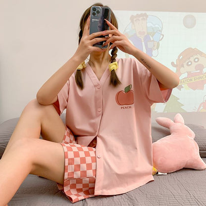 Niedliches rosa Pyjama-Set mit Knopfleiste vorne und V-Ausschnitt im Apfelstil