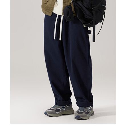 Pantalon cargo ample à taille à cordon de serrage et jambes larges, détail de l'étiquette.