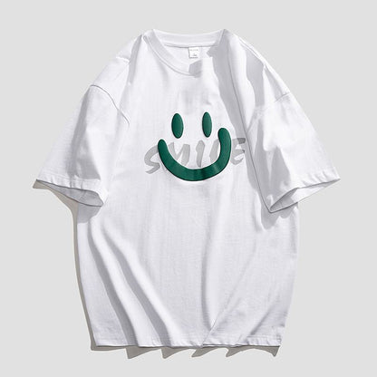 Kurzärmeliges T-Shirt mit Rundhalsausschnitt, bedruckt mit einem weichen, vielseitigen, lächelnden Gesicht.