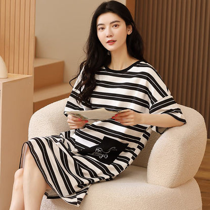 Knielanges Lounge-Kleid aus eng gewebter reiner Baumwolle mit aufklebbarer Tasche