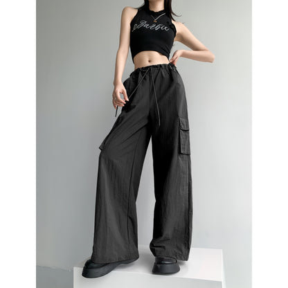 Pantalon ample décontracté de style urbain avec ceinture à cordon de serrage et jambes larges.