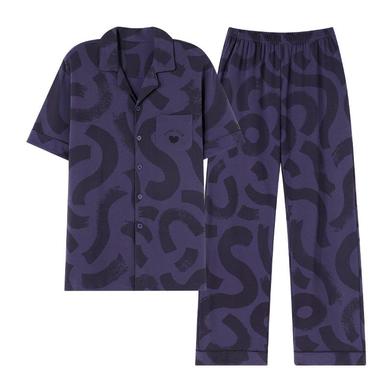 Conjunto de pijama morado de botones delanteros con cuello y bolsillo.