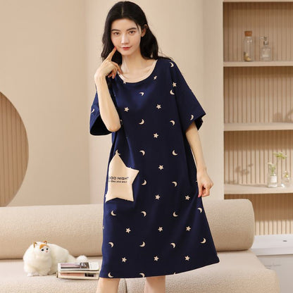 Eng anliegendes Loungekleid aus blauem fest gewebter reiner Baumwolle mit kontrastierenden Farben und Sternen