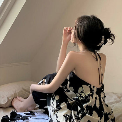 Klassisches A-Linien-Kleid mit floralem Print, taillierter Taille und rückenfreiem Design, in Midi-Länge.