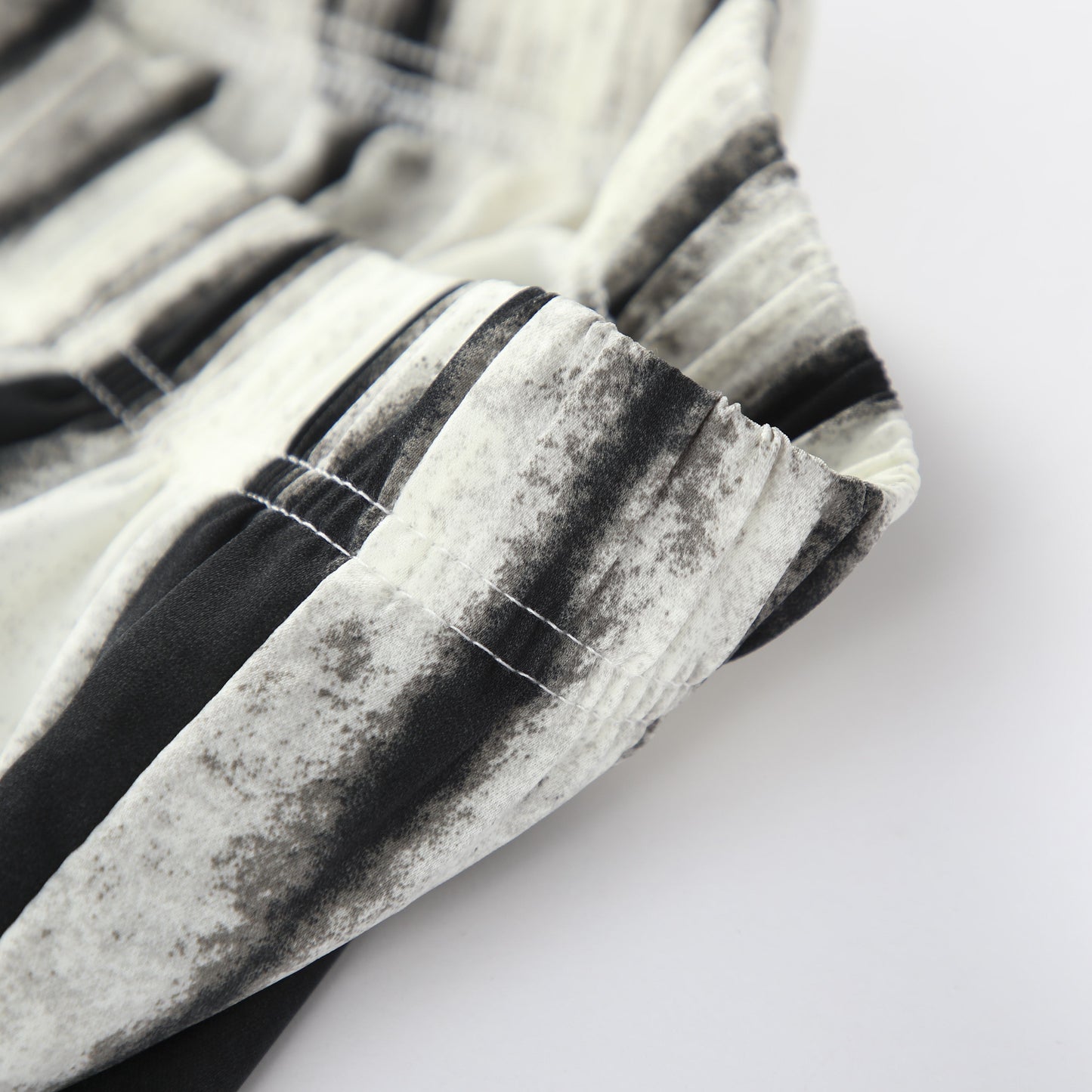 シルキーフロア丈ハイウエストシルエットのカジュアルなドレープが魅力のスリミングプリントパンツ。
