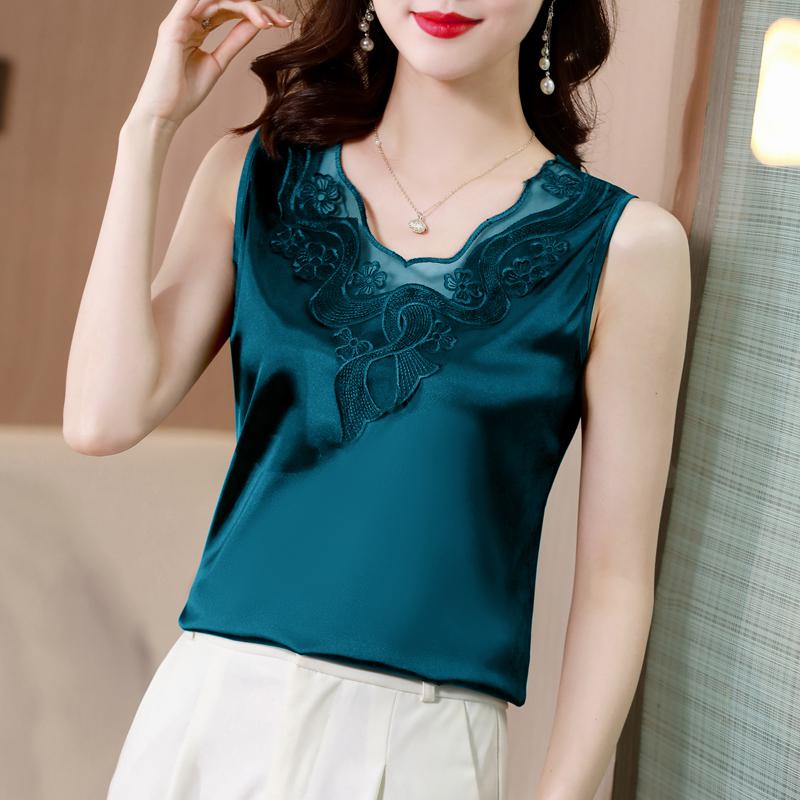 Silky Simulation Plus Lace Worn Outside Loose-Fit Sleeveless Satin Finish Tank Top