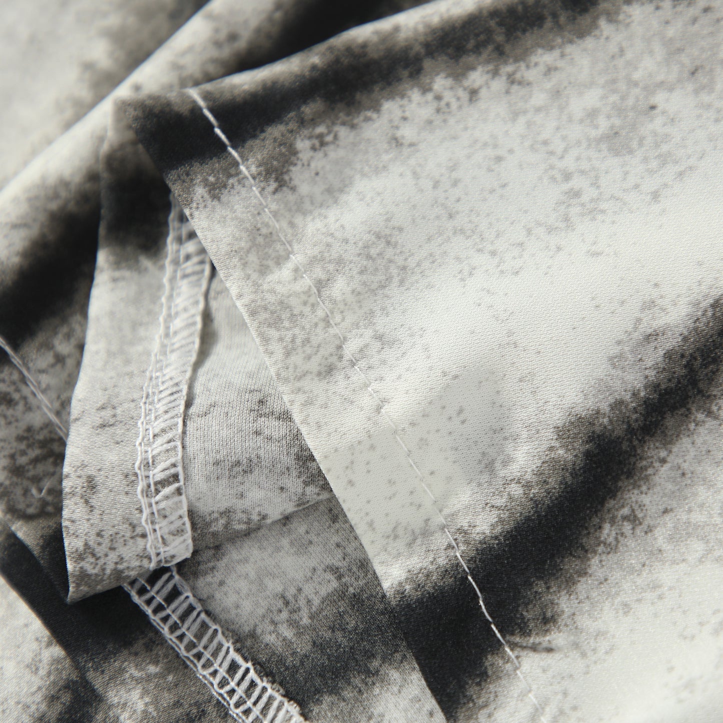 シルキーフロア丈ハイウエストシルエットのカジュアルなドレープが魅力のスリミングプリントパンツ。