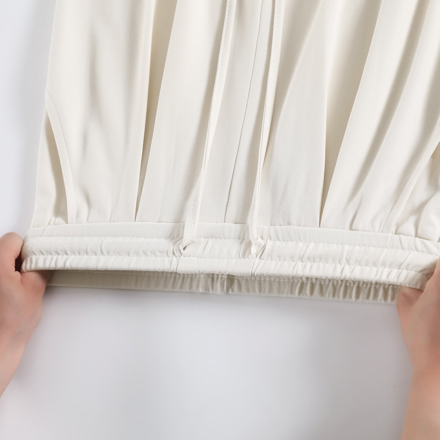 Pantalon droit en soie à taille haute et drapé fin.