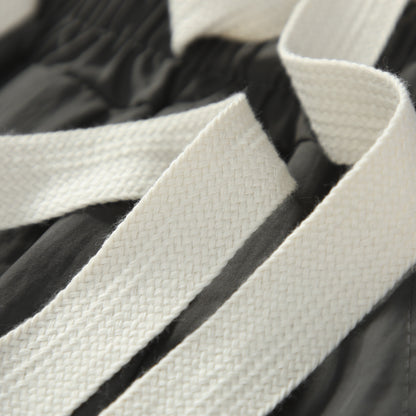 بنطلونات كارجو واسعة الساق مع خصر عالٍ ومريح ومصنوعة من الحرير وسريعة الجفاف مع جيوب متعددة.