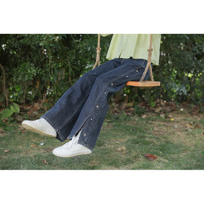 Jeans rectos con bordado de parches y dobladillo dividido.