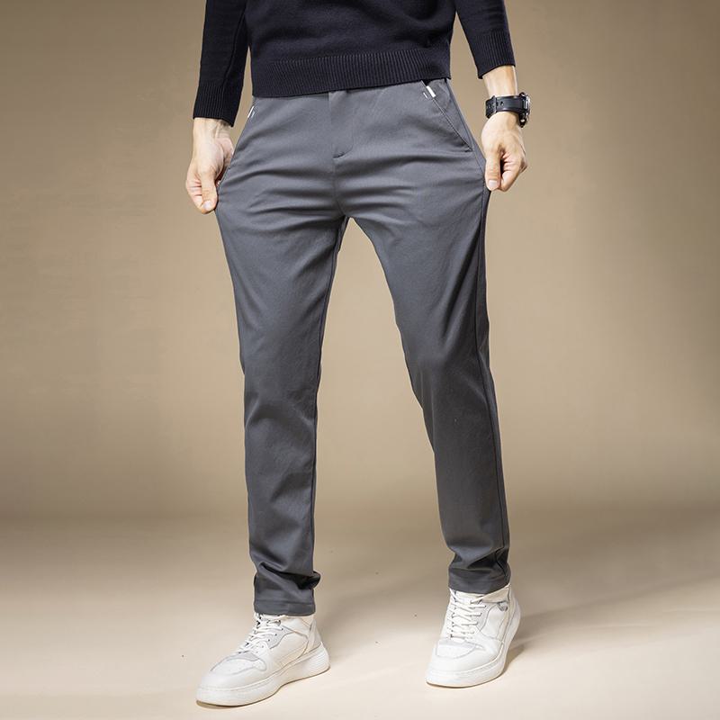 Trendige, vielseitige, legere Hose aus dickem Stoff mit geradem Schnitt, elastischem Bund und samtiger Optik.