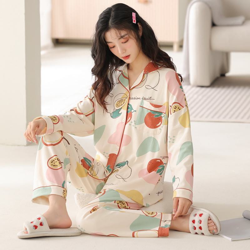 Conjunto de pijama de algodón puro tejido ajustado con botones y cuello de frutas.