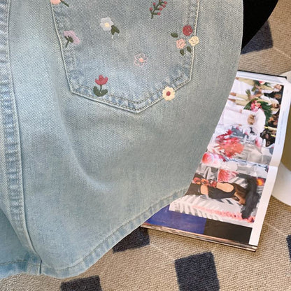 Jupe en jean moulante à taille haute avec imprimé floral et broderie rétro.