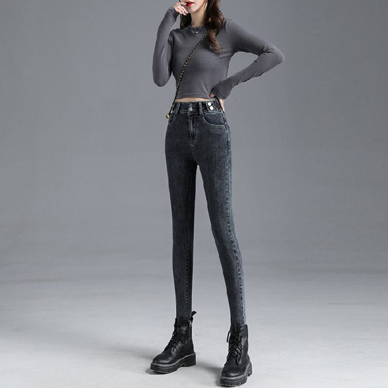 جينز ضيق بخصر عالٍ مرن، طويل القامة ومناسب للجسم.
