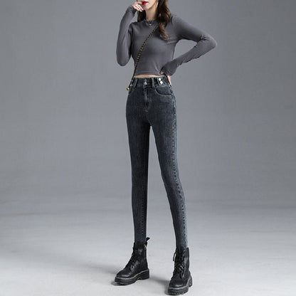 جينز ضيق بخصر عالٍ مرن، طويل القامة ومناسب للجسم.