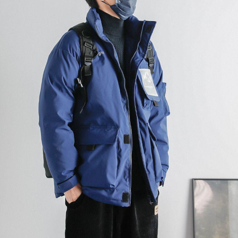 Chaqueta con capucha estilo workwear y múltiples bolsillos, versátil y resistente al agua