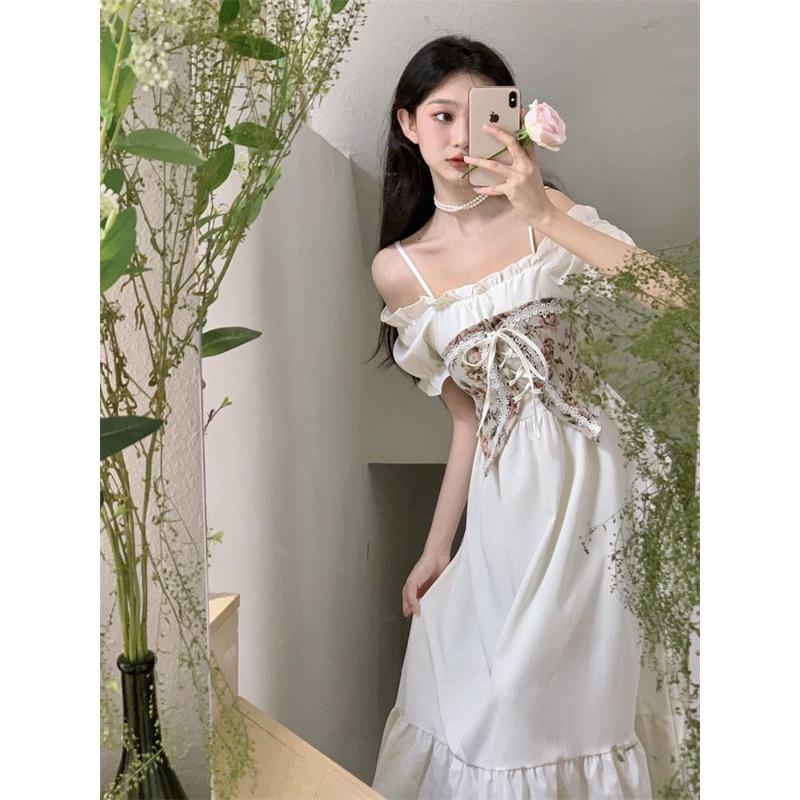 Elegantes Retro-Kleid mit tailliertem Bund und schulterfreiem Design in Weiß