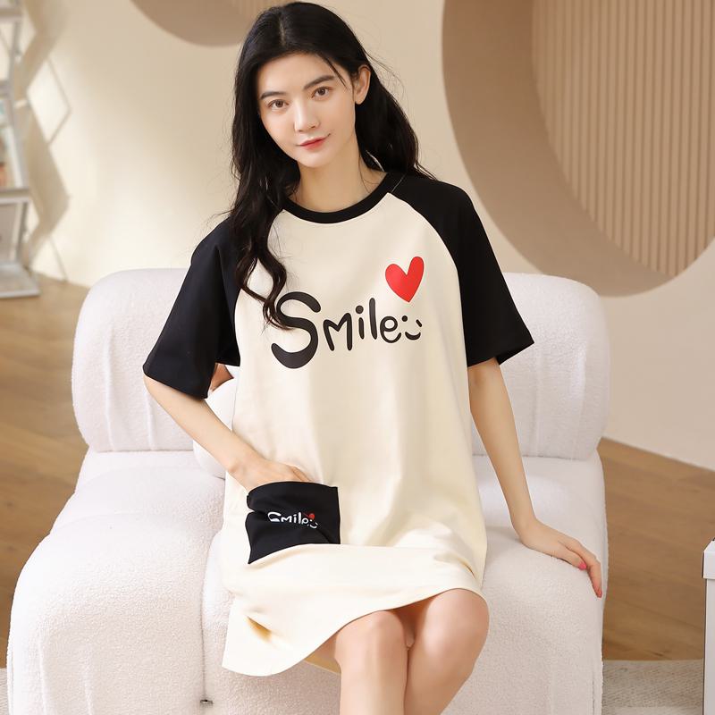 Einfaches eng gewebtes reines Baumwoll-Loungekleid mit Lächeln