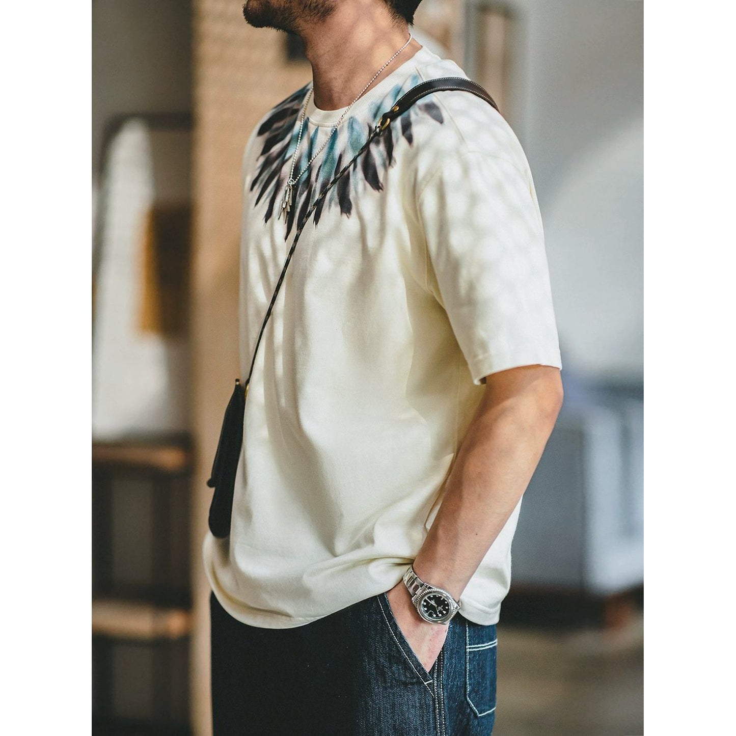 T-shirt à manches courtes à col rond et plumes d'inspiration rétro indien