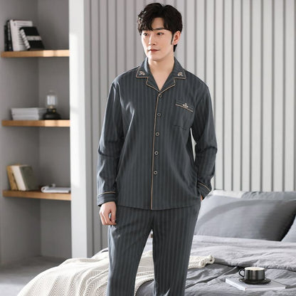 Conjunto de pijama a rayas de algodón con solapa de color estampado y botones en el frente y bolsillo.