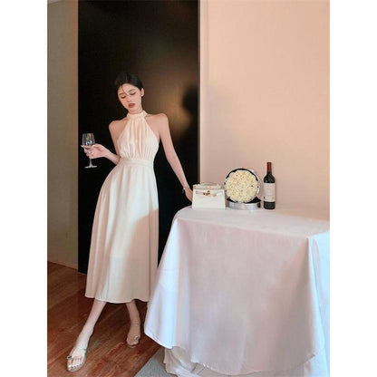 Elegantes ärmelloses Midi-Kleid mit tailliertem Bund und leicht abfallenden Schultern im französischen Stil