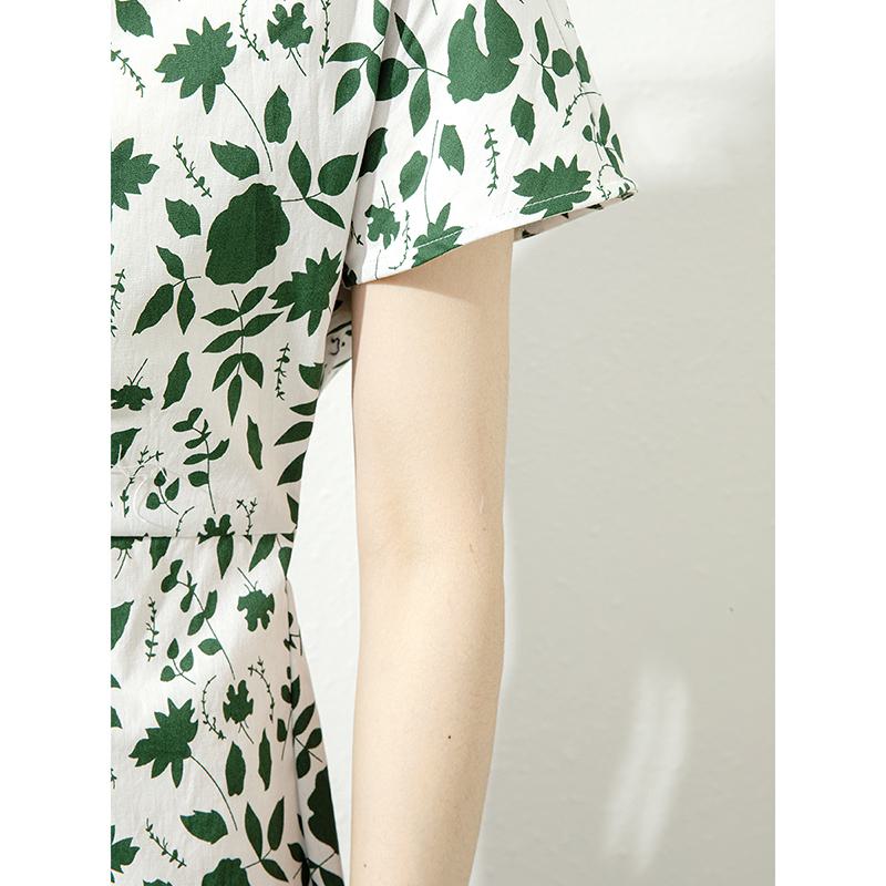 Blumenmuster-Kleid mit tailliertem Schnitt und betonter Taille, V-Ausschnitt