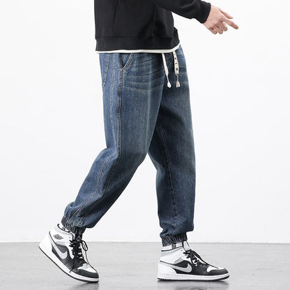 カジュアルで多様なスタイリングが可能なテーパードルーズフィットのトレンディなジーンズ。