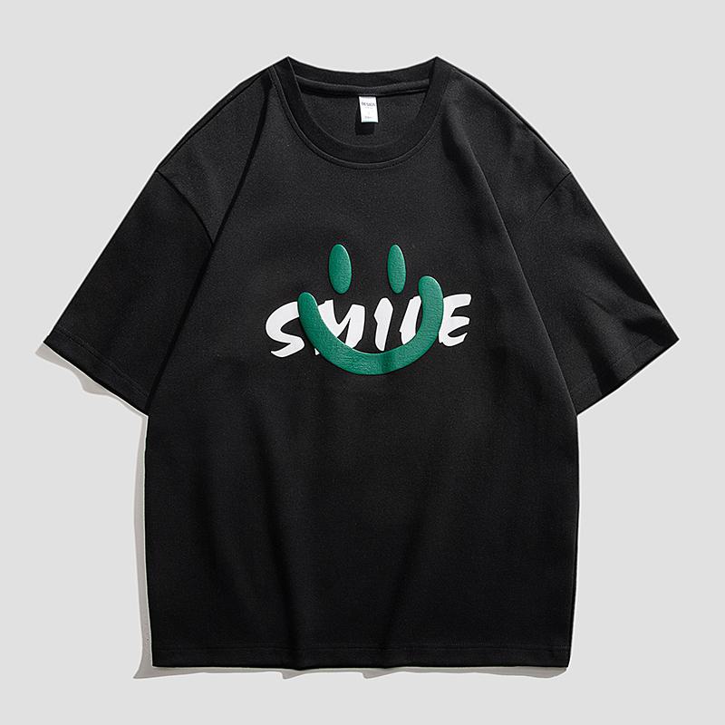 Kurzärmeliges T-Shirt mit Rundhalsausschnitt, bedruckt mit einem weichen, vielseitigen, lächelnden Gesicht.