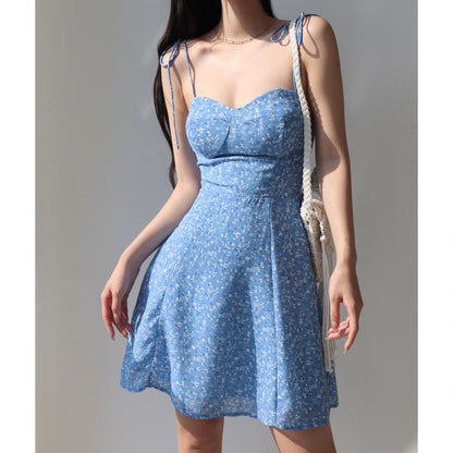 Blaues A-Linien-Kleid mit retro Blumenmuster im französischen Stil, zum Binden, tailliert, ideal für den Urlaub.