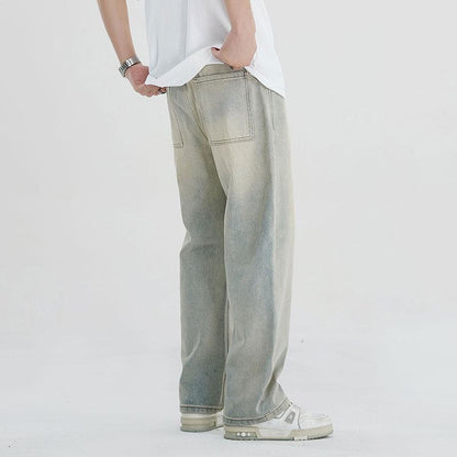 万能なラベルのついた洗いざらしのゆったりとしたイエロークレイのトレンディなジーンズ。