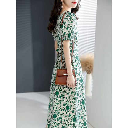 Schlankmachendes, grünes Kleid im französischen Stil mit floralem Muster, quadratischem Ausschnitt und schmalem Schnitt