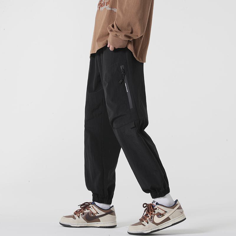 Pantalones informales con bolsillos, corte cónico, versátiles, elásticos y con cremallera.