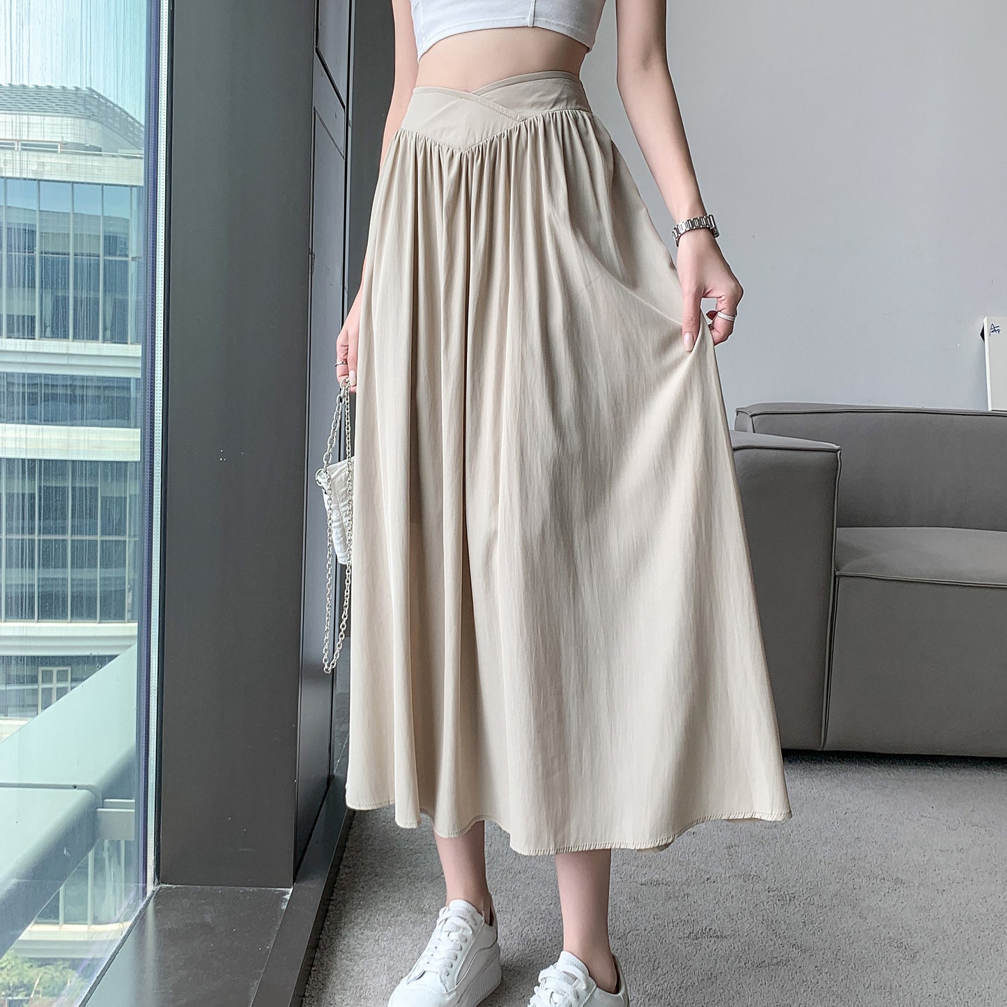 Falda de simplicidad a la cintura, estilo midi y holgada.