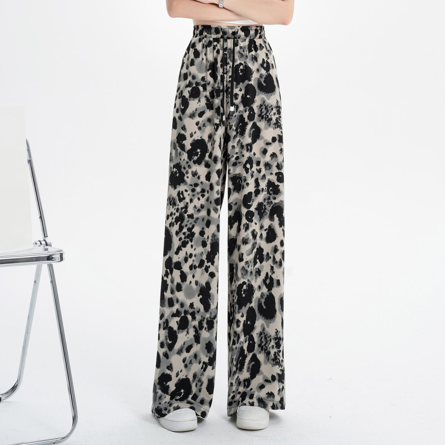 Pantalon large à imprimé léopard en mousseline de soie à la teinture attachée et à l'effet drapé