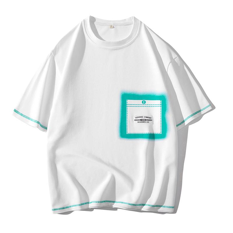 T-Shirt mit Rundhalsausschnitt, kurzen Ärmeln und trendigem Print mit aufgesetzter Tasche.