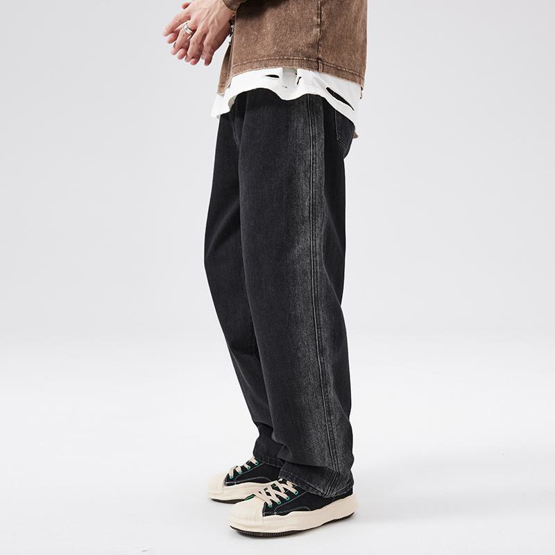 جينز بأرجل واسعة بنمط طباعة مستقيمة وطابع عرضي عادي.