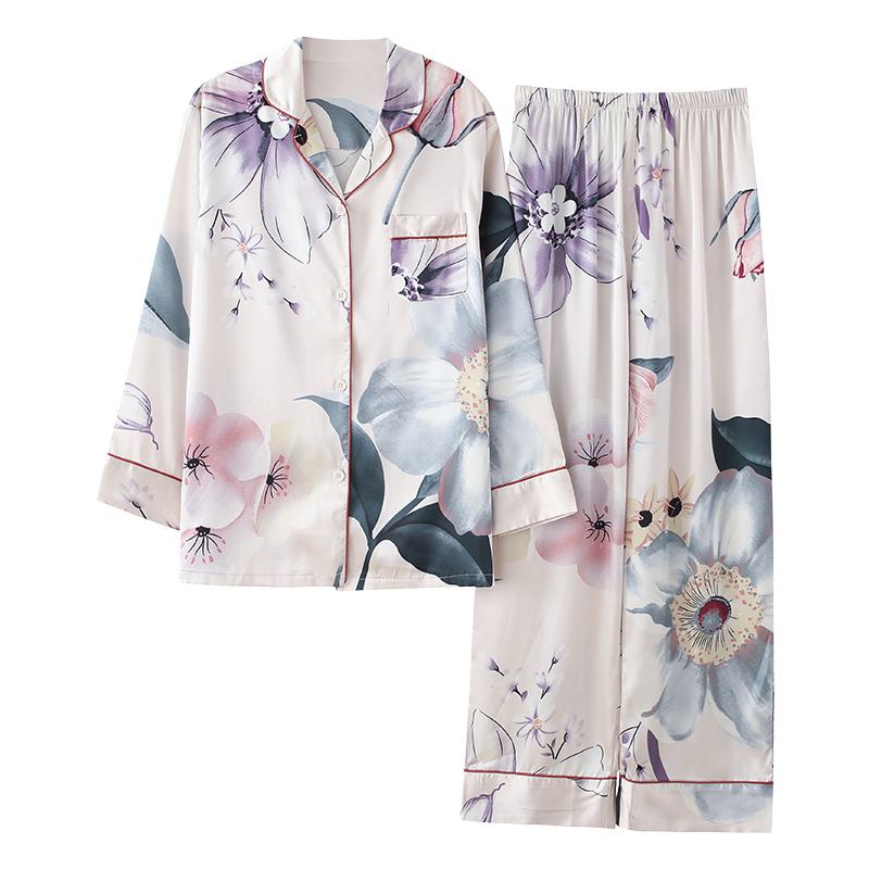 Bequemer Seiden-Pyjama mit Blumendruck und vorderer Knopfleiste.