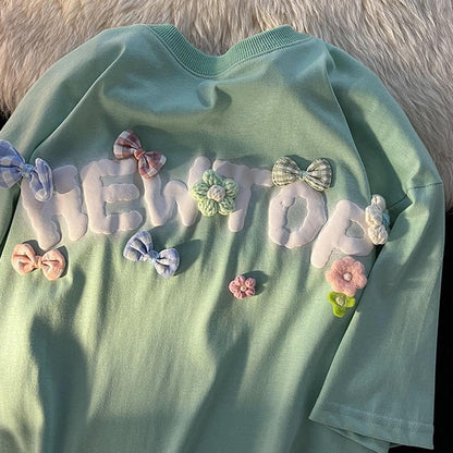 Baumwoll-T-Shirt mit Rundhalsausschnitt, kurzen Ärmeln, Blumenmuster, lockerer Passform und Schaumstoffdekoration