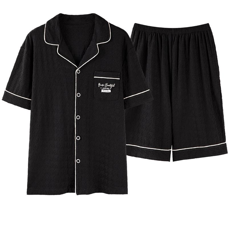 Schwarzes Kurzarm-Pyjama-Set mit Tasche und Knopfleiste aus Lycra-Jacquard.