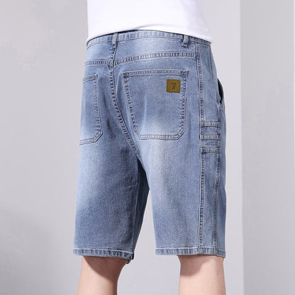 Lockere, elastische Denim-Shorts mit schrägen Taschen.
