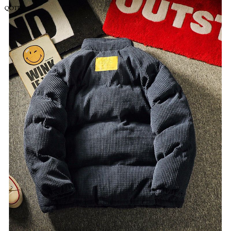 Abrigo acolchado de pana de corte holgado con detalle de etiqueta de cuello levantado