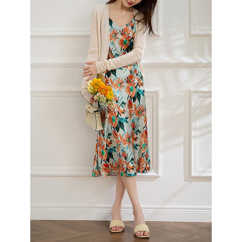 Elegantes Kleid mit französischem Stil, V-Ausschnitt, Satin-Finish und Seidenglanz, mit elegantem Druck im Ölgemälde-Stil