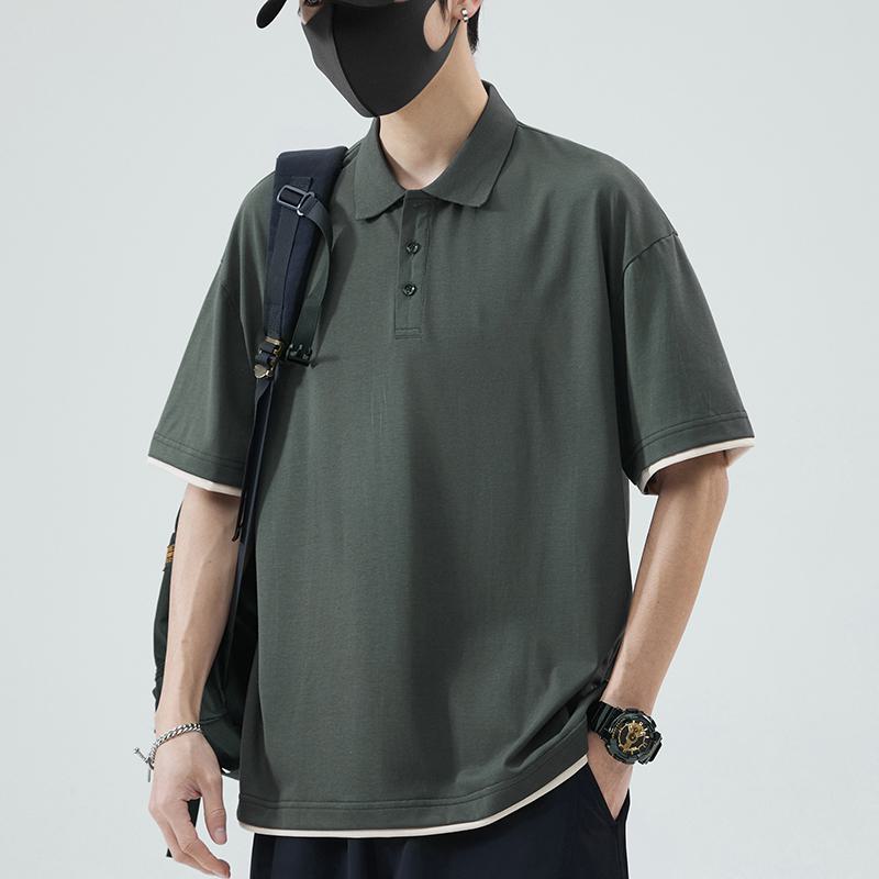 Camisa de polo de manga corta con cuello de solapa y diseño simulado de dos piezas, suelta y de hombros caídos.