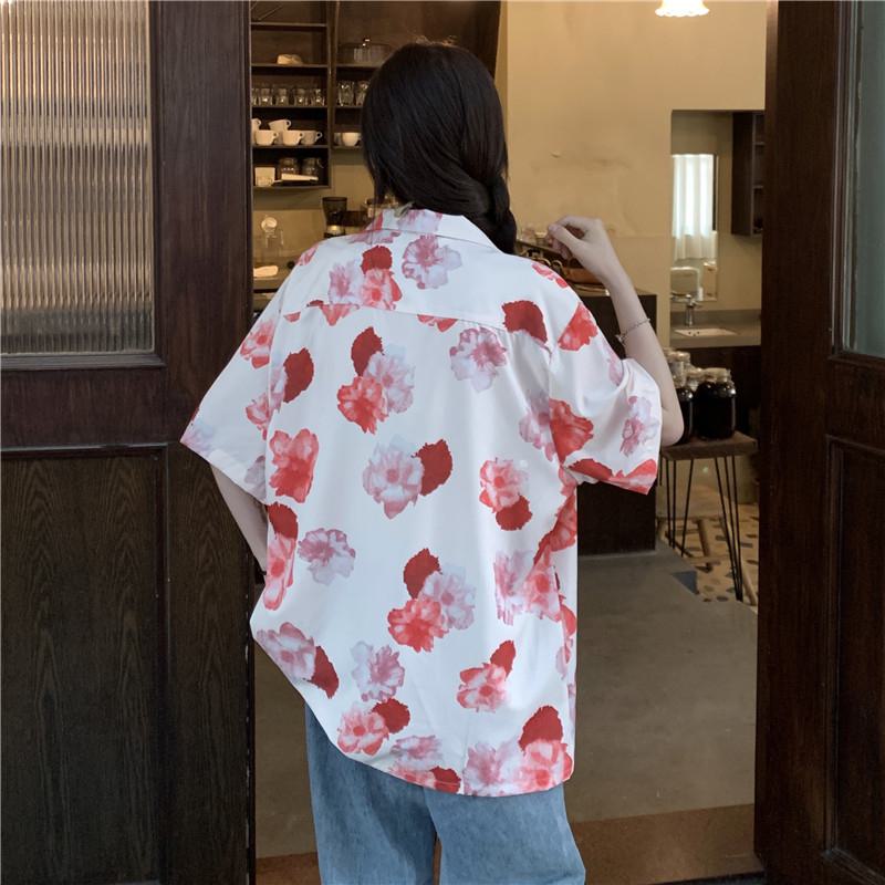 Camisa retro de estampado floral entallada, suelta y de corte holgado.