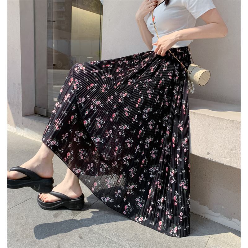 تنورة مطوية بتصميم حاشية أكورديون، من الشيفون المطبوع بنمط زهور ريفي، بسيط ومنعش، طولها متوسط.