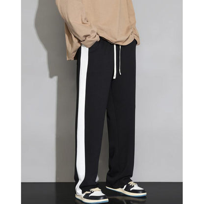 Pantalon de sport en tricot droit, ample et élastique avec des patchworks.