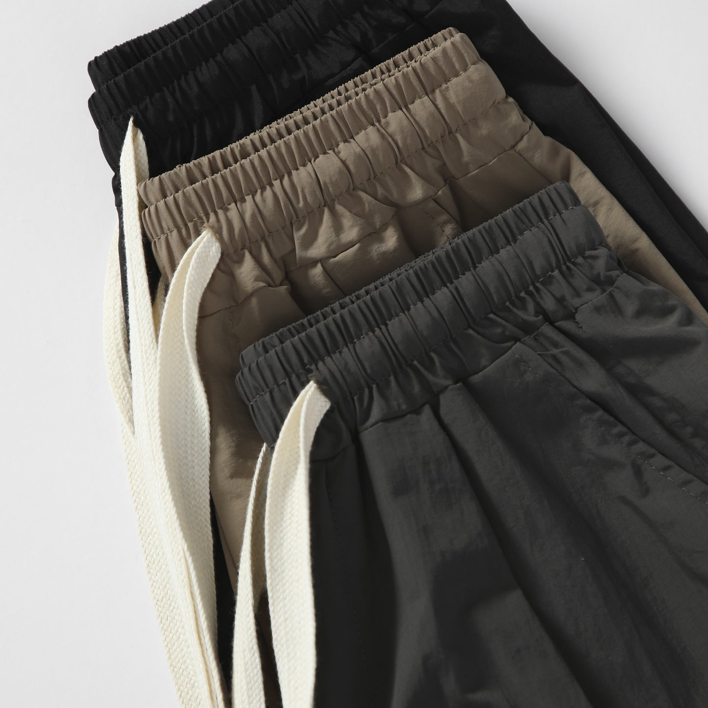 بنطلونات كارجو واسعة الساق مع خصر عالٍ ومريح ومصنوعة من الحرير وسريعة الجفاف مع جيوب متعددة.